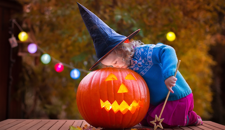 How Can You Include Pets in a Halloween-Themed Couples' Photoshoot?