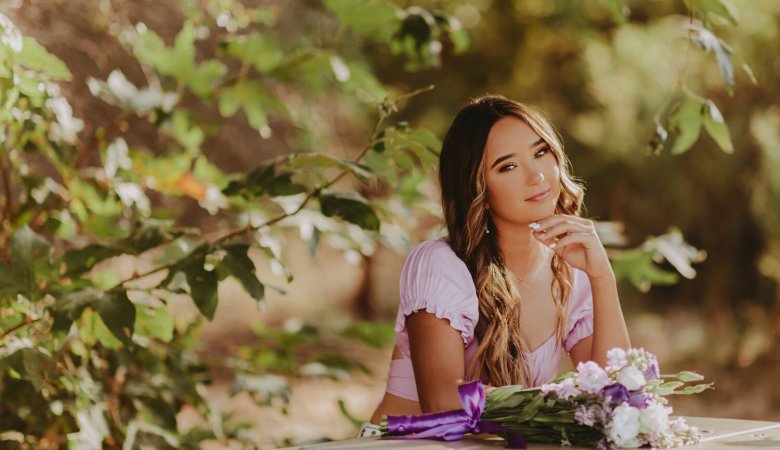 What Are the Latest Trends in Outdoor Senior Pictures