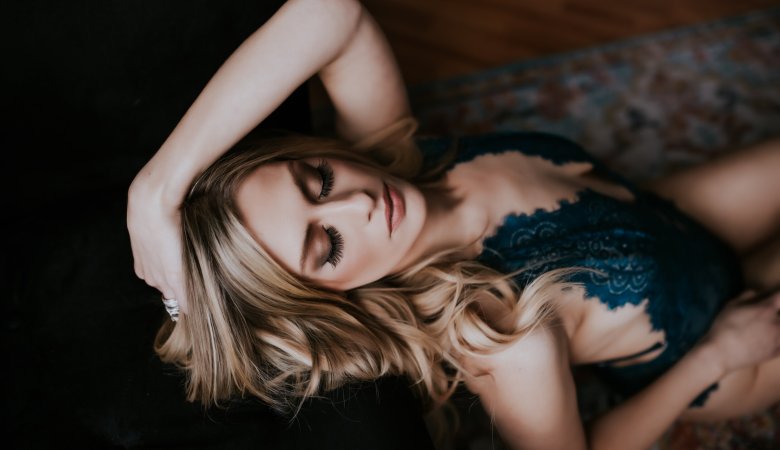 What Are Some Effective Poses for Self-Shot Boudoir Photos