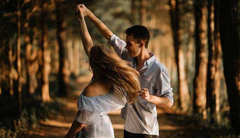 creative couple poses